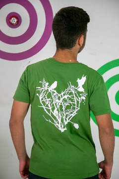 Camiseta Verde Masculina Coração Raízes LádoCoração na internet