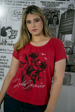 Camiseta Vermelha Coração com Rosas Feminina
