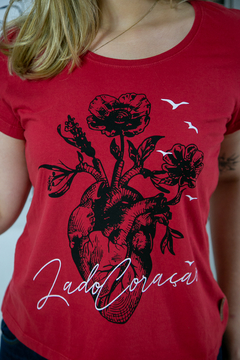 Camiseta Vermelha Coração com Rosas Feminina na internet
