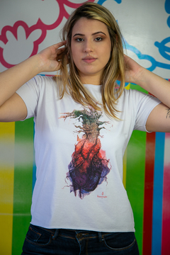 Camiseta Branca Feminina Estampada Coração em Cores - comprar online