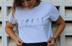 Camiseta Good Things - Coleção Onde Vive o Amor na internet