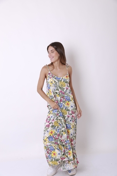 Vestido de fibrana, largo, con tajitos lateriales y breteles para atar. Estampas variadas. - comprar online