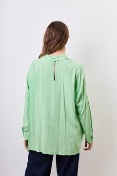 Camisa de fibrana, oversize, con gota en espalda. - Proverbio