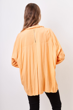 Camisa de fibrana, oversize, con gota en espalda.