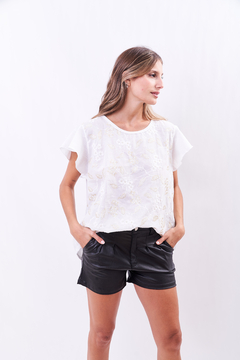 Blusa amplia, con flores bordadas blancas y doradas. - comprar online