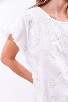 Blusa amplia, con flores bordadas blancas y doradas. - tienda online