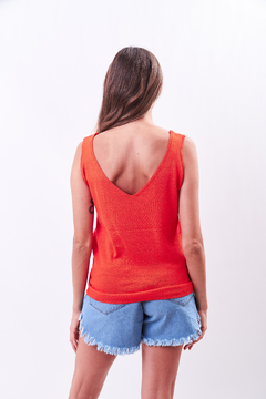 Musculosa de hilo, con corazones sutilmente calados. - Proverbio