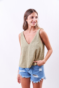 Musculosa de brodey, escote V.