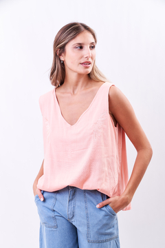 Musculosa de lino, con hojitas boradadas.