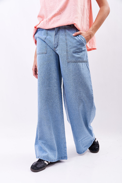 Pantalón wide leg de jean, con costura en bolsillos.