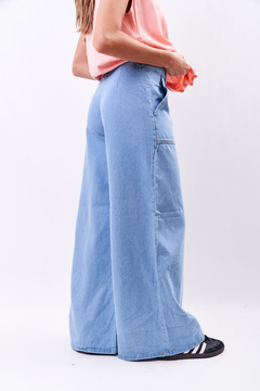 Pantalón wide leg de jean, con costura en bolsillos. en internet