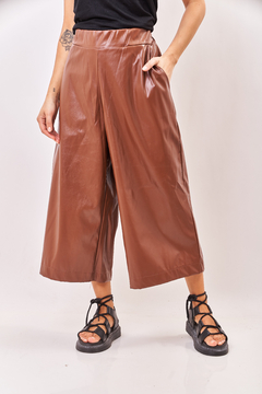 Pantalon wide leg, engomado. en internet