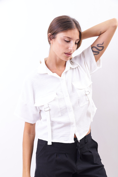 Camisa de crepe corta , con bolsillos y tiras. - comprar online