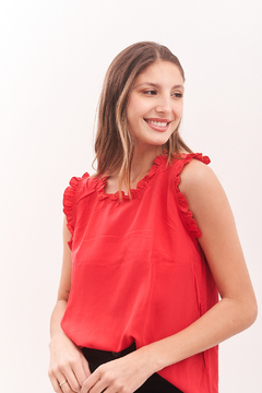 Blusa de fibrana , con volado en ruloté.