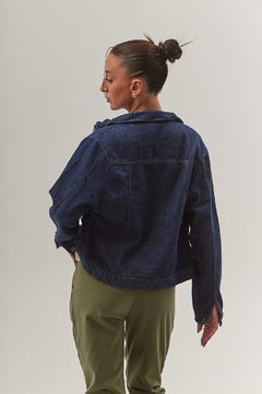Campera de jean rígido, oversize, con bolsillos en el frente. en internet