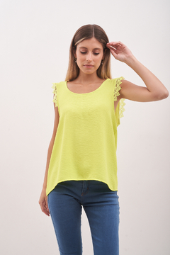 Blusa de crepp, con brodery en breteles.