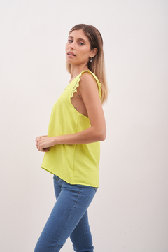 Blusa de crepp, con brodery en breteles. - comprar online