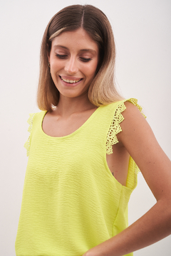 Blusa de crepp, con brodery en breteles. en internet