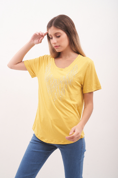 Remera de modal viscosa, con strass en el frente. Talles amplios. - Proverbio