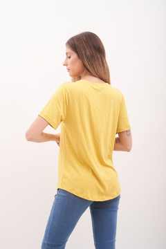 Remera de modal viscosa, con strass en el frente. Talles amplios. - tienda online