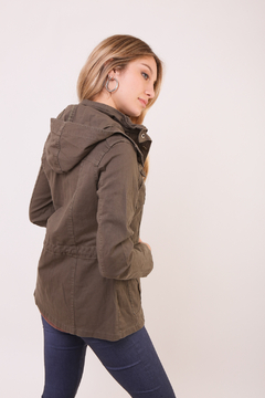 Parka de gabardina con capucha . - comprar online