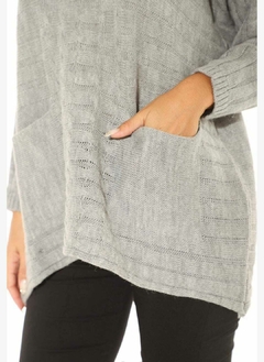 Sweater oversize, de acrílico tejido en ocho, con bolsillos en el frente. - Proverbio