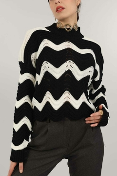 Sweater con ondas bicolor.