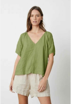 Blusa de lino rústico, escote V.