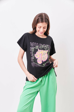 Remera de algodón, con estampa y tachitas. - comprar online