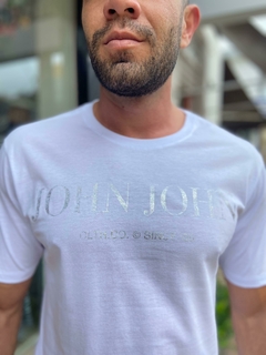 CAMISETA ESTAMPADA COM LOGO JOHN JOHN