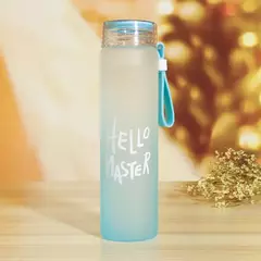 Mantenha-se hidratado com estilo usando a Garrafa Squeeze Fosca 500ml com Alça - comprar online