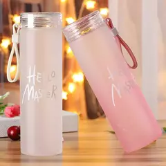 Mantenha-se hidratado com estilo usando a Garrafa Squeeze Fosca 500ml com Alça - Marypresentss