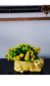 Vaso cerâmica modelo gato com flores artificiais e cores variadas na internet