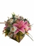 Arranjo com lírios rosas artificias com flores mescladas na internet