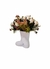 Arranjo bota com flores artificiais variadas na internet