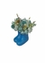 Arranjo vaso modelo bota azul com flores artificiais
