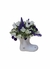 Arranjo bota branca rústica com flores artificiais