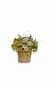 Arranjo com flores artificiais variadas na cesta de vime