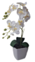 Arranjo com orquídeas branca de silicone no vaso branco de melanina