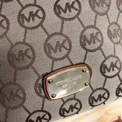 Bolsa Jacquard MK de ombro na internet