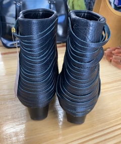 Bota Preta de Couro Arezzo - Up Brechó Boutique - Renove Charme e Grife