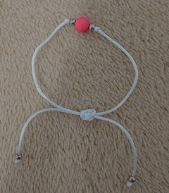 Pulseira macramé ajustável - bolinha rosa - comprar online