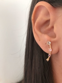 Brinco estilo earcuff cravejado com pedras de zircônias na semijoais. na internet