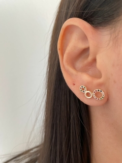 Brinco earcuff de circulo vazado com pedras de zircônias na semijoias. na internet