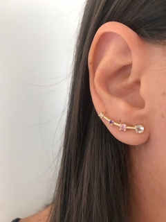 Brinco estilo earcuff cravejado com pedras de zircônias na semijoais. - comprar online