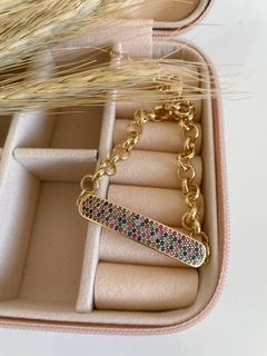 Pulseira plaquinha toda cravejada de zircônia colorida na semijoias. - comprar online