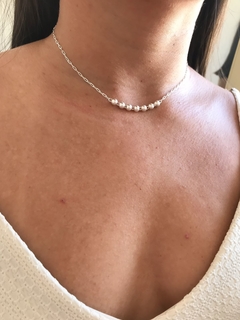 Choker com acabamento de bolinhas na prata 925.