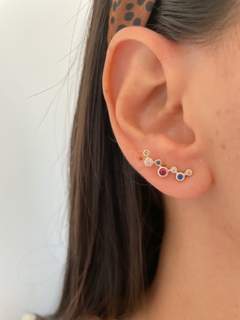 Brinco estilo earcuff com zircônias coloridas na semijoias . na internet