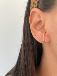 Brinco earcuff com zircônias coloridas na semijoias. - comprar online