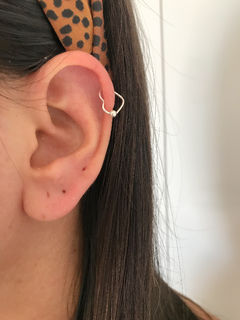 Piercing de furo de coração com bolinha na prata 925.